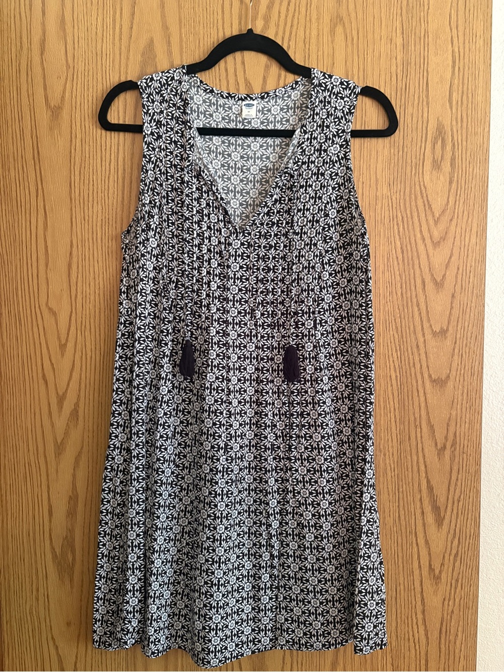 Old Navy Black & White Sleeveless V-Neck Tunic with Tassels